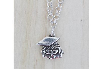charm búho birrete 2