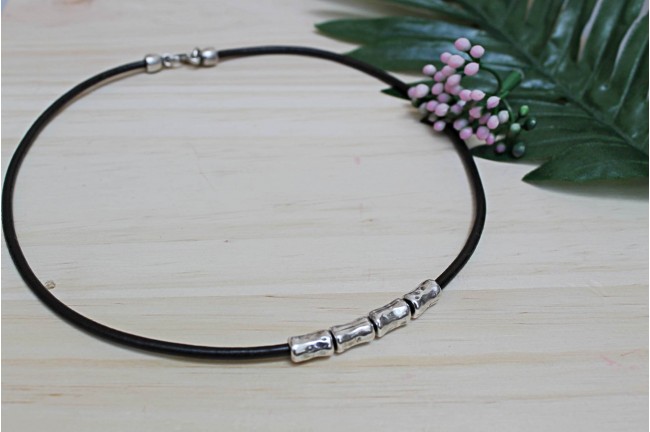 Collar cuero y pepitas