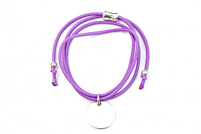 Pulsera elástica y medalla