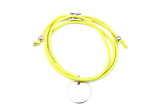 Pulsera elástica y medalla