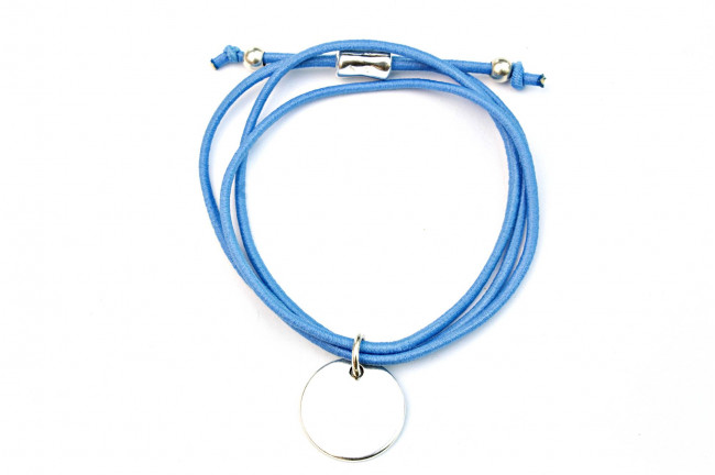 Pulsera elástica y medalla