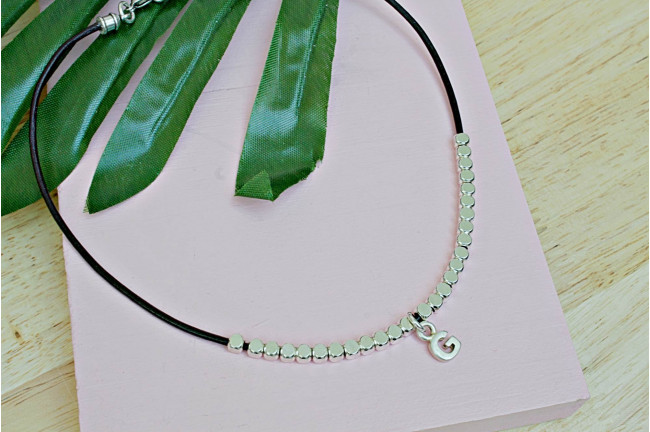 Choker pepitas e inicial