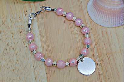 Pulsera bolitas rosas con medalla