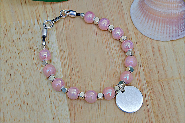 Pulsera bolitas rosas con medalla