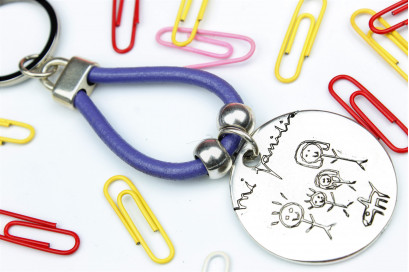 LLAVERO CON DIBUJO HECHO POR LOS NIÑOS